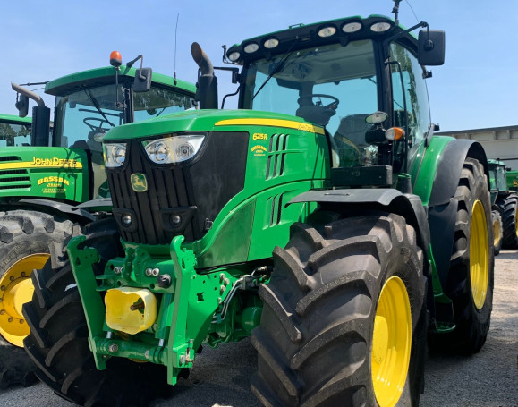 JOHN DEERE 6215R